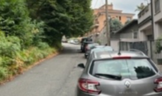 Via Montorfano, a doppio senso, con auto posteggiate al lato della strada