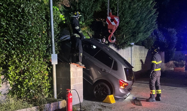 I vigili del fuoco recuperano l’auto coinvolta nell’incidente 