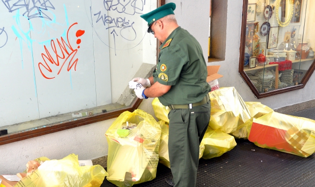 Guardie ecologiche volontarie in azione contro i rifiuti abbandonati in modo scorretto in centro (Blitz)