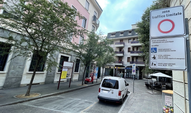 Anche via Mazzini è stata inserita all’interno della zona pedonale del centro di Saronno (foto Blitz)