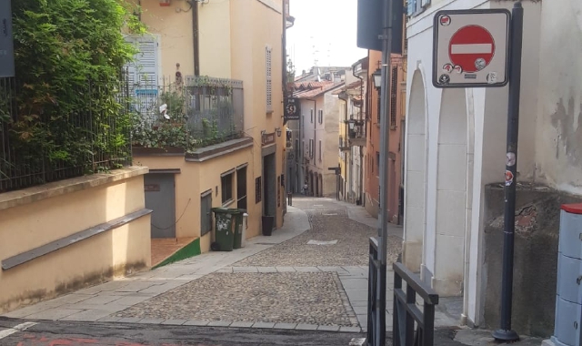 Uno dei vicoli del centro di Arona dove la Movida “si fa sentire” nelle notti dei weekend (foto Robberto)