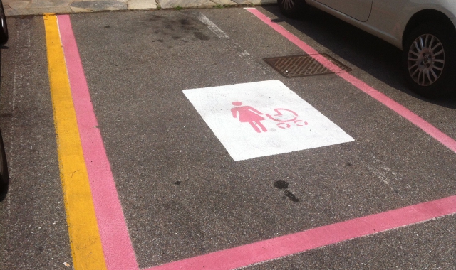 Anche a Luino vengono tracciati i parcheggi rosa