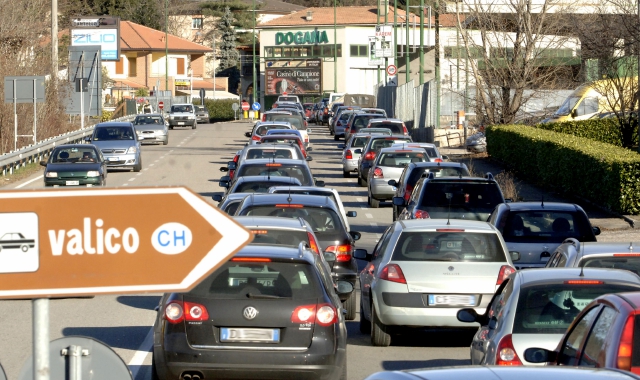 Lavoratori frontalieri in coda (foto Archivio)