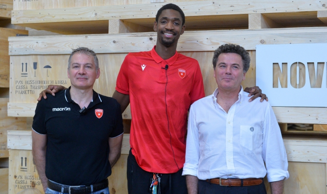 Tariq Owens tra coach Matt Brase e il gm Mike Arcieri (Blitz)
