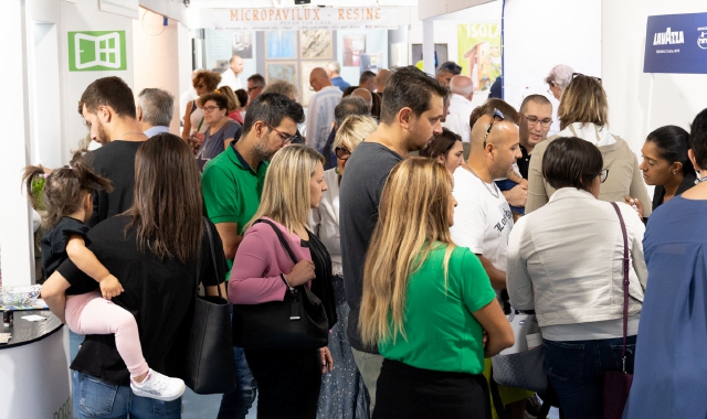 Stand affollati alla Fiera di Varese (foto Blitz)