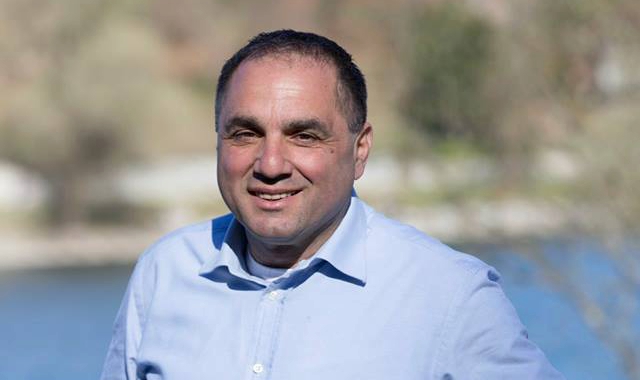 Il sindaco di Castelletto Ticino, Massimo Stilo, lancia il progetto del bike hotel