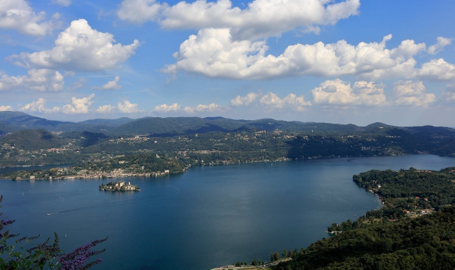 Una veduta del lago d’Orta (foto Archivio)