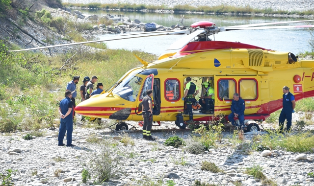 L’elisoccorso atterrato a Turbigo sulla sponda del Ticino (foto Pubblifoto)