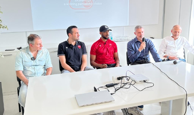 La presentazione ufficiale di Markel Brown, al centro nella foto (Blitz)