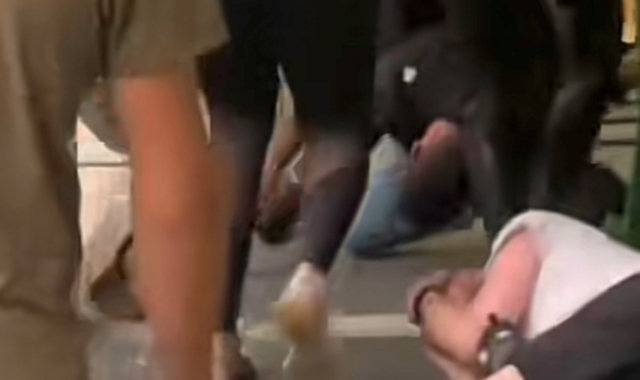 Un’immagine del video pubblicato su TikTok: un passante resta a terra dolorante, mentre l’aggressore viene bloccato dai carabinieri