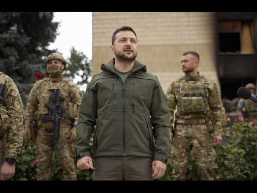 Ucraina: incidente d'auto per Zelensky, 'non ferito gravemente'