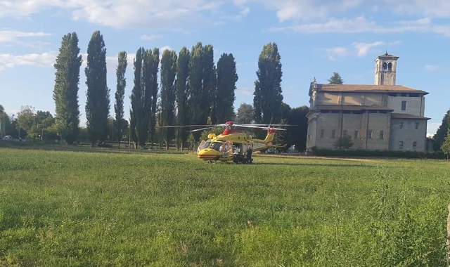 L’elisoccorso ieri a Somma Lombardo (foto Deriu)
