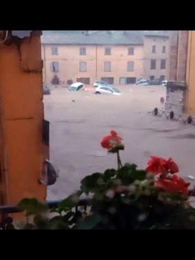 Maltempo: bomba d'acqua a Cantiano, si temono dispersi