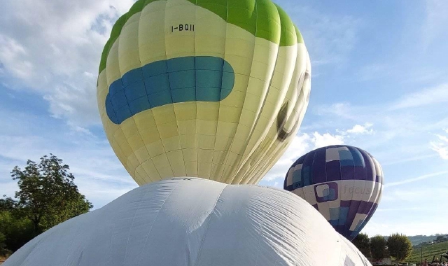 Una mongolfiera in volo (foto Archivio)