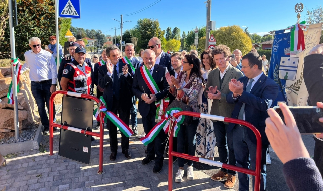 La cerimonia del taglio del nastro di questa mattina a Cavaria (Red.)