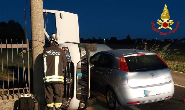 Samarate, scontro e ribaltamento