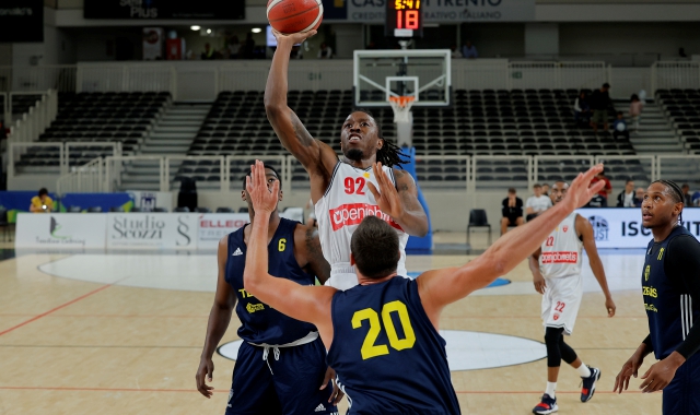 Primo sorriso per la Pallacanestro Varese