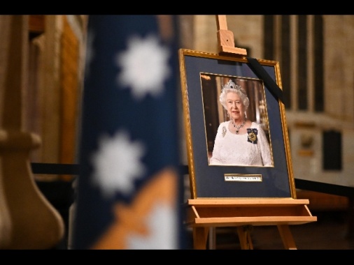 Due minuti di silenzio chiudono il funerale della regina