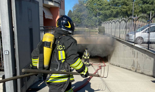 I vigili del fuoco impegnati a spegnere le fiamme in via Montecassino (Foto Vdf)