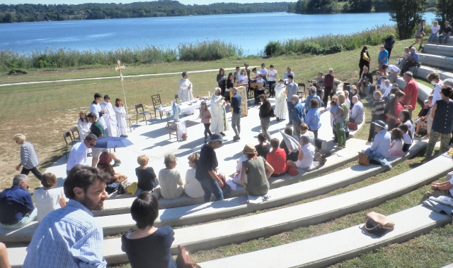 La nuova arena in riva al lago di Monate in cui è stata celebrata domenica la Messa (foto Redazione)