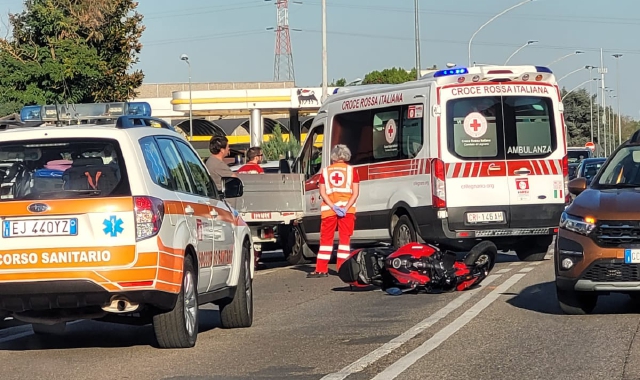 Lo scontro fra un’auto e una moto avvenuto oggi a Rescaldina (foto Redazione)