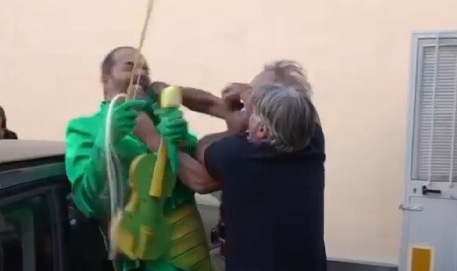 La foto dell’aggressione a Max Laudadio (foto striscialanotizia.mediaset)