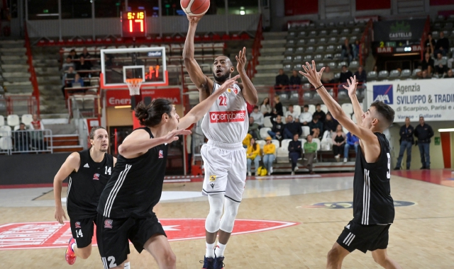 Le triple di Varese affondano l’Urania