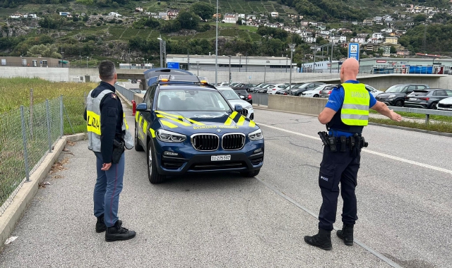 Gli agenti elvetici nel servizio congiunto con la Polizia italiana