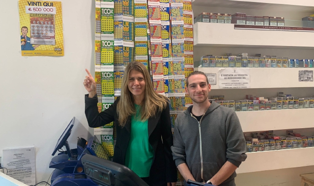 I titolari della tabaccheria di Cannobio in cui sono stati vinti 500mila euro (foto Redazione)