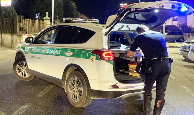 La Polizia locale è risalita al cinquantenne grazie alle telecamere