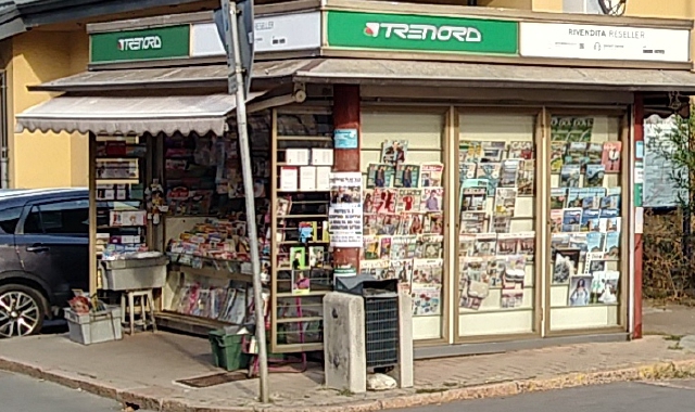 L’edicola della stazione è stata presa di mira da un gruppo di ragazzini a Canegrate (foto Redazione)