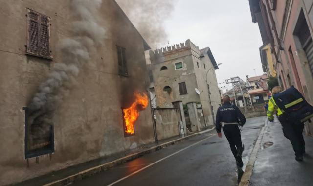 L’abitazione in fiamme e l’intervento d’urgenza dei vigili del fuoco