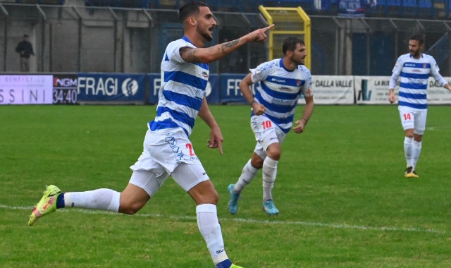 L’esultanza di Alessandro Piu, autore del gol del provvisorio vantaggio Pro Patria (Blitz)