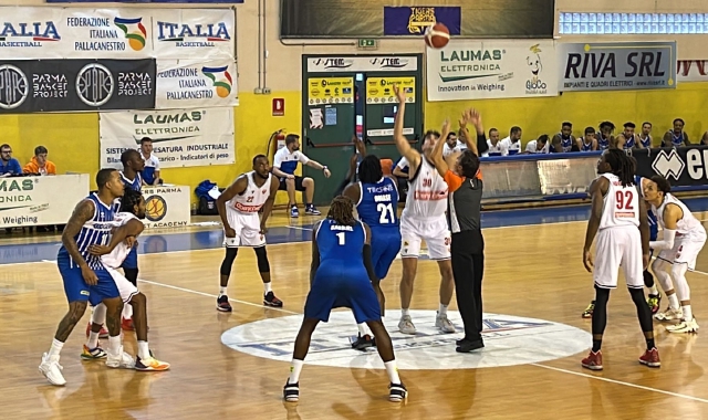 La palla a due di Brescia - Varese (foto Redazione)