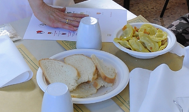 Pugno di ferro contro chi non paga la mensa  (Archivio)