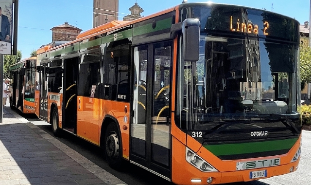 Un bus urbano in servizio a Saronno (foto Blitz)