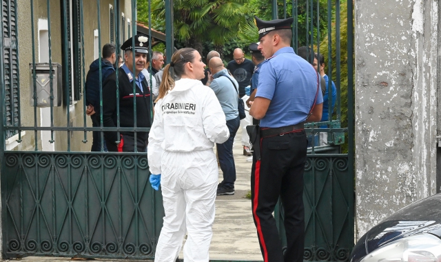 Carabinieri del reparto scientifico in via Marconi a Marnate per i rilievi del delitto di Maria Facchinetti, 88 anni (Blitz)