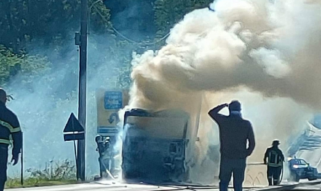 Il furgone andato in fiamme a Malnate (foto Redazione)