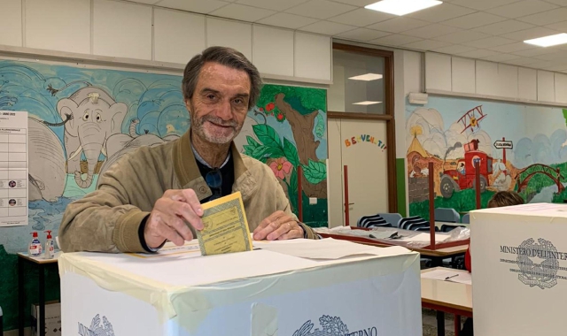 Il presidente della Regione Lombardia, Attilio Fontana, ha votato a Velate (foto Ansa)