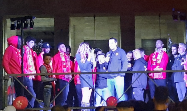 La presentazione dell’Openjobmetis in piazza Monte Grappa a sei giorni dal debutto in campionato (Red.)