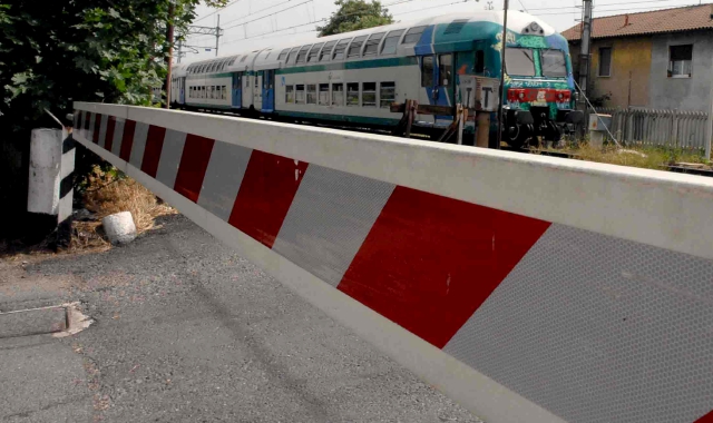 Uomo investito da un treno muore nel Pavese