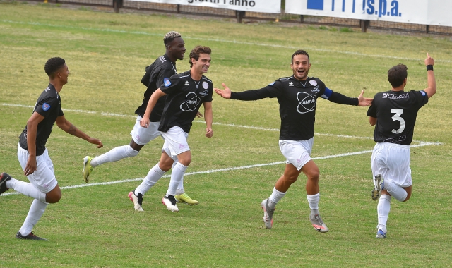 I lilla, oggi in maglia nera, esultano: tre gol al Pinerolo (foto Pubblifoto)