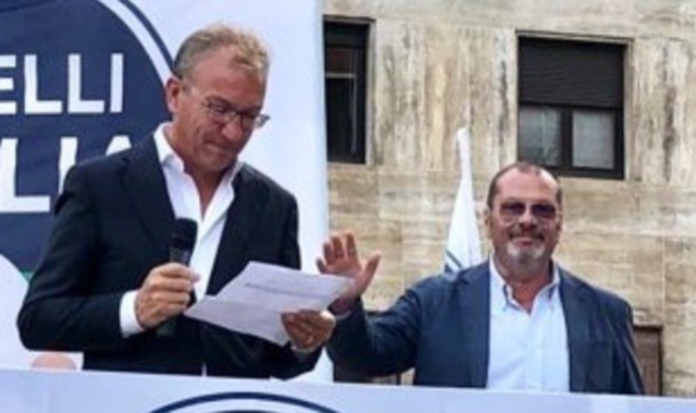 Andrea Pellicini con Augusto Basilico a un comizio in centro a Varese