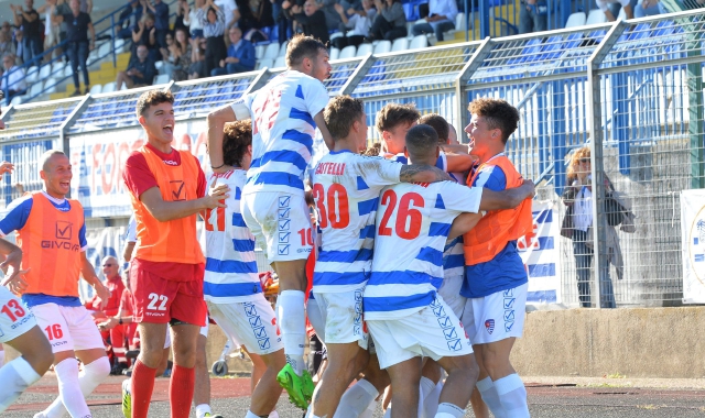 La Pro Patria in dieci rimonta e vince