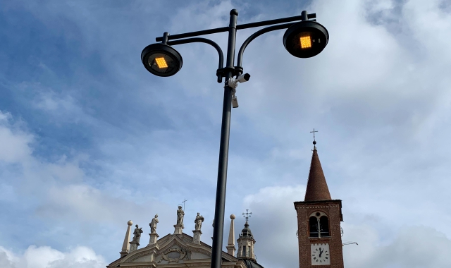 Uno dei nuovi lampioni installati in centro al posto di quelli storici (sopra il titolo) firmati dall’architetto Richino Castiglioni (foto Blitz)