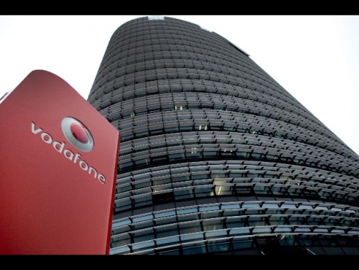 Vodafone tratta con Ck Hutchinson fusione attività inglesi