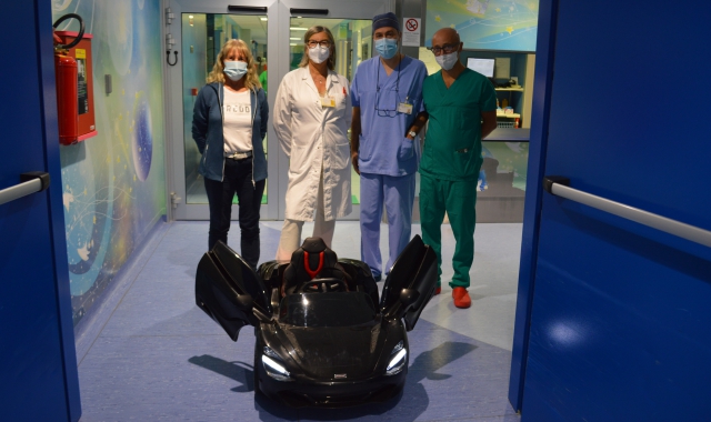 La McLaren elettrica donata ai bambini dell’ospedale del Ponte (foto Red.)