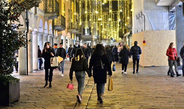 Luminarie in centro: quest’anno lo spettacolo sarà meno sontuoso (foto Blitz)