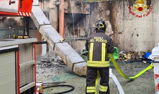 I vigili del fuoco in azione nel retro dell’albergo (foto Vigili del fuoco)