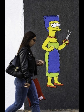 Iran: rimosso murale con Marge Simpson che si taglia capelli